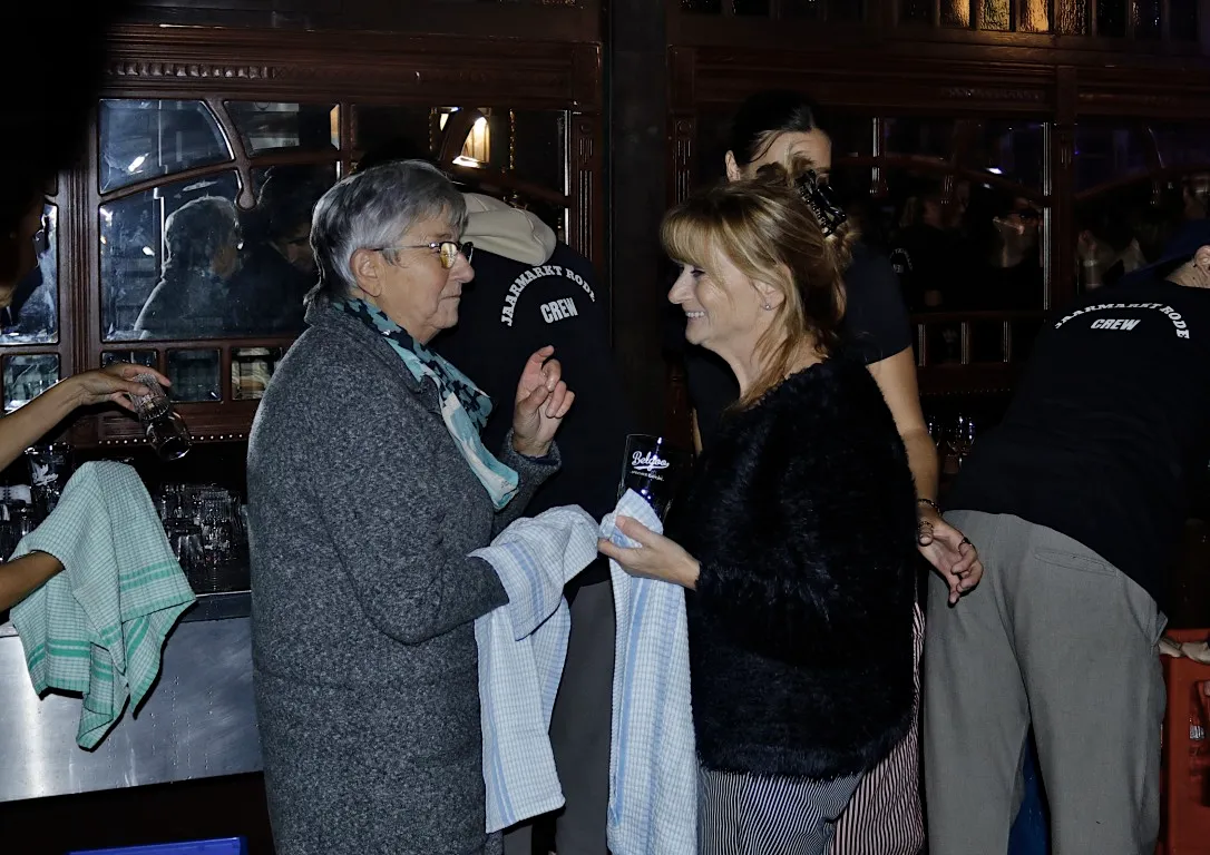 mensen aan het praten en lachen op de jaarmarkt van Rode